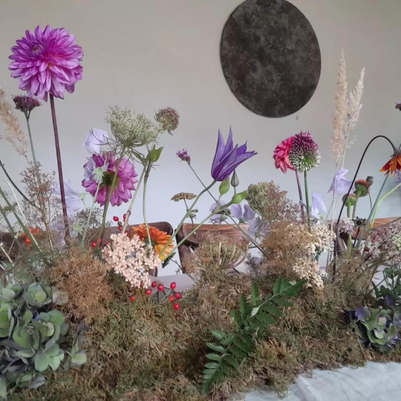 Bloemen en kaarsjes op een gedekte tafel