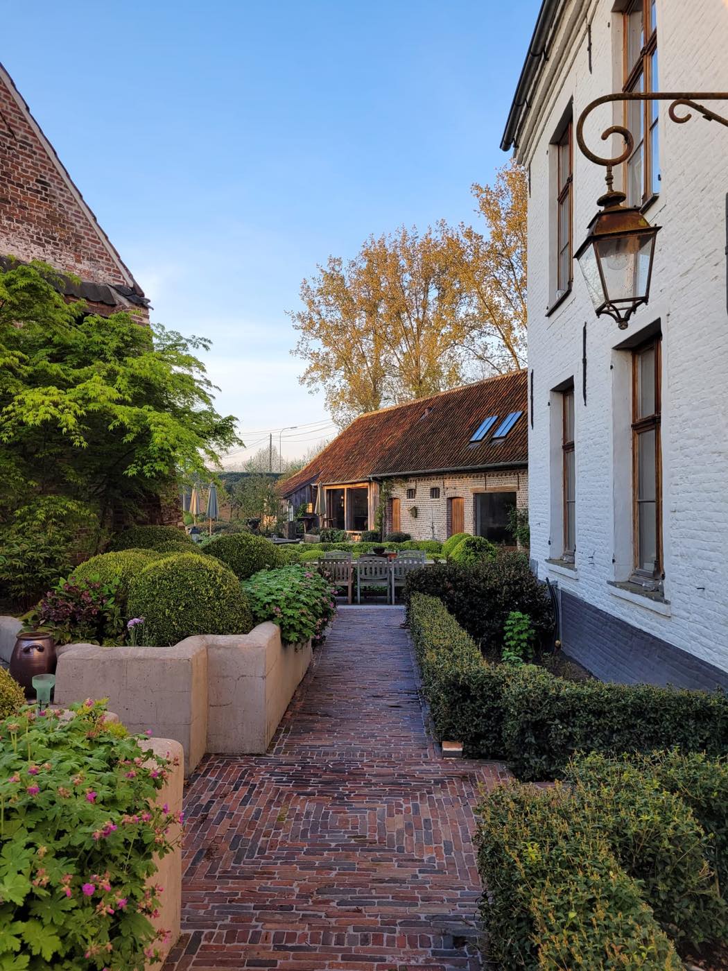 Het pad tussen de gebouwen van de hoeve