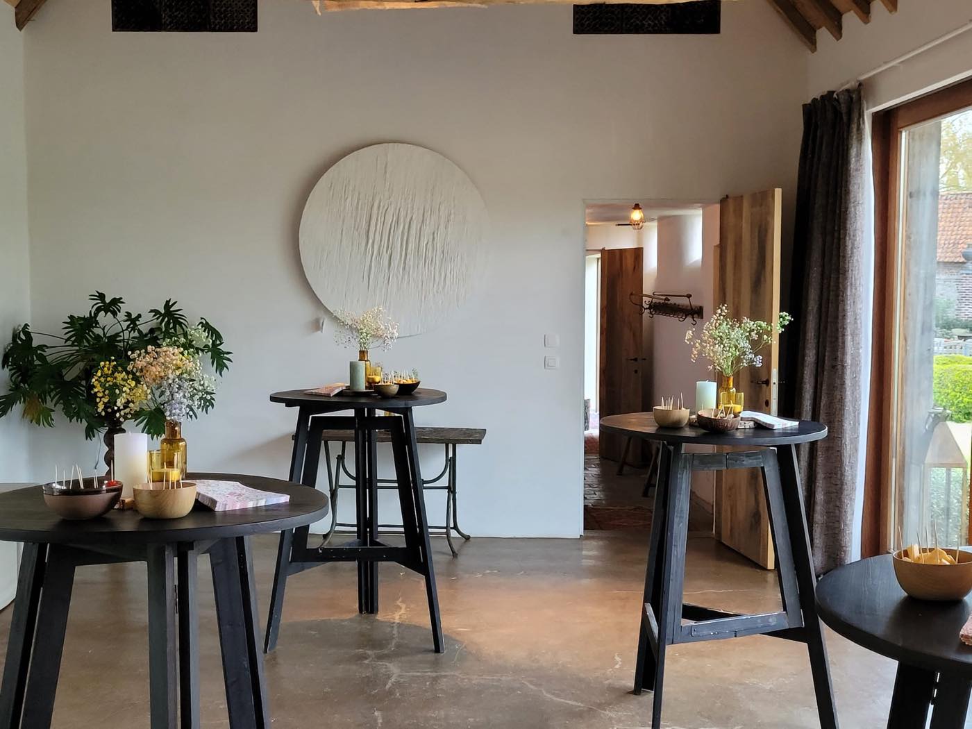 De Kleine zaal ingericht met statafels