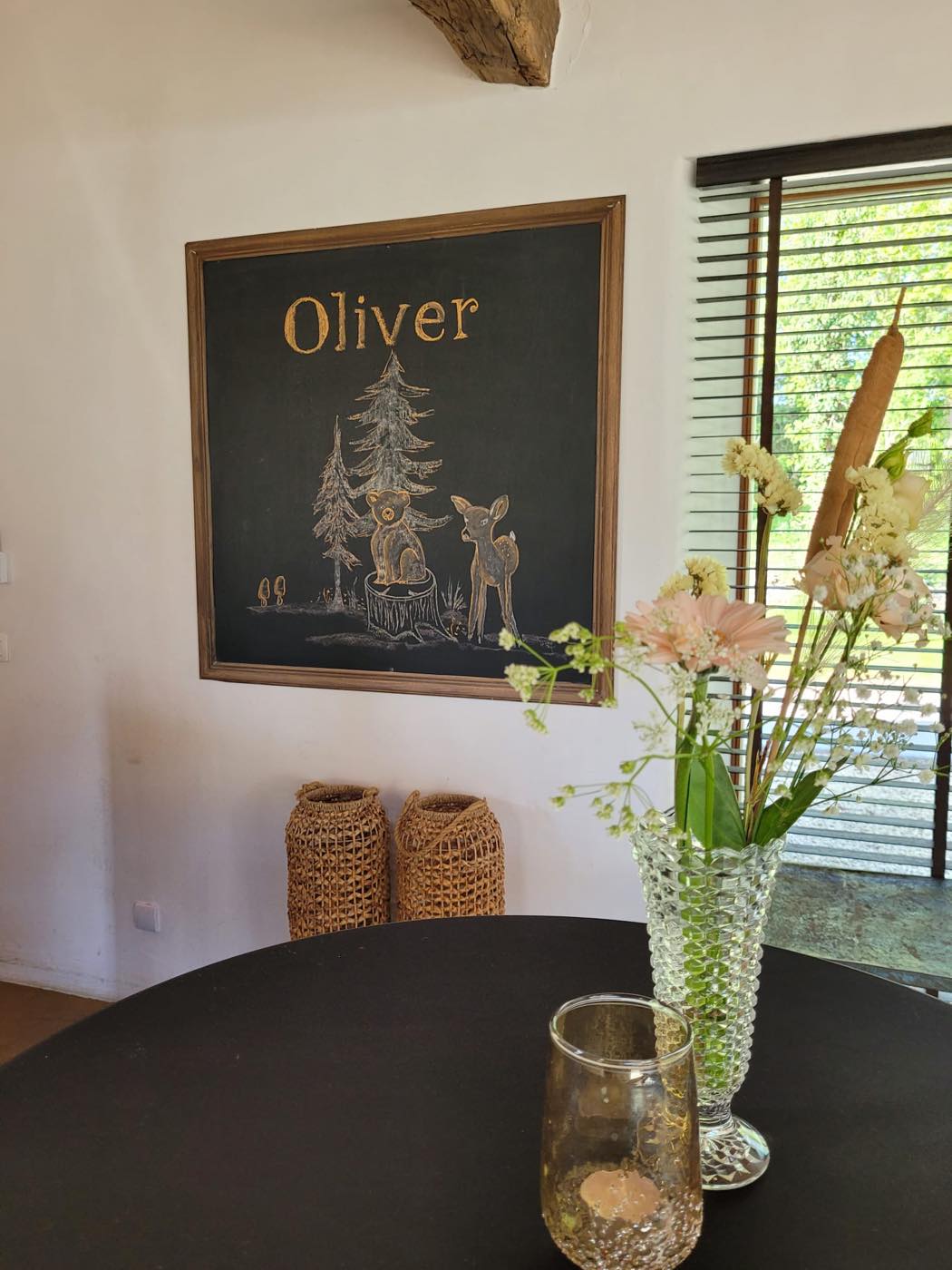 Loungehoek binnen met krijtbord en droogbloemen