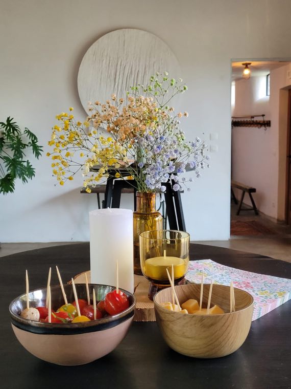 De bar met drank en glazen klaargezet