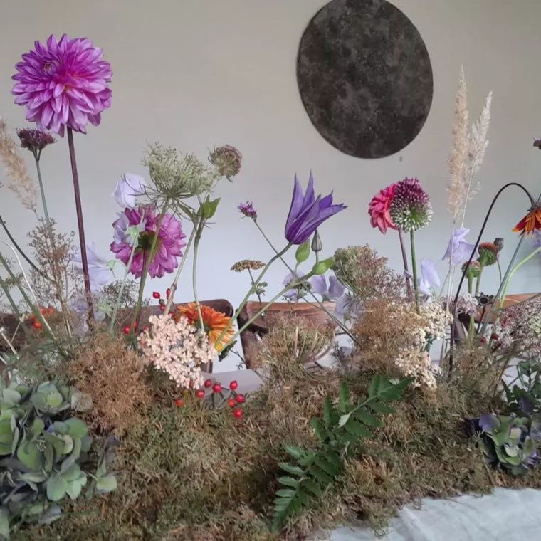 Bloemen en kaarsjes op tafel