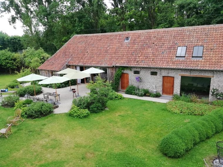 De hoevegebouwen met de tuin