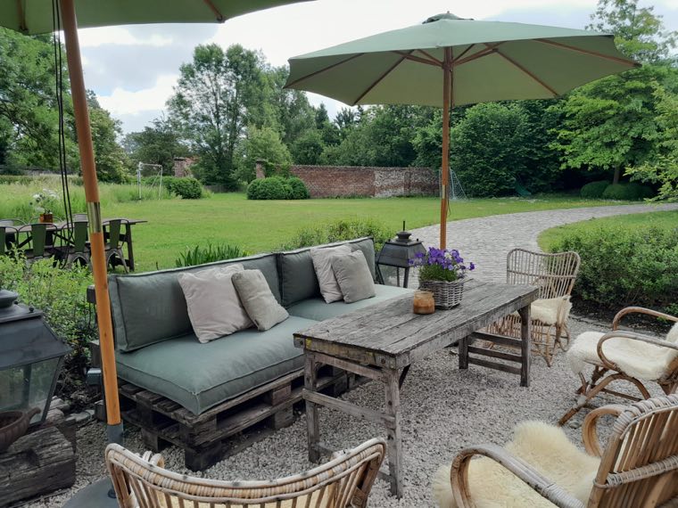 Loungezetels op het terras