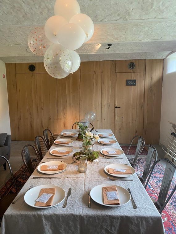 Gedekte tafel met servies en glazen