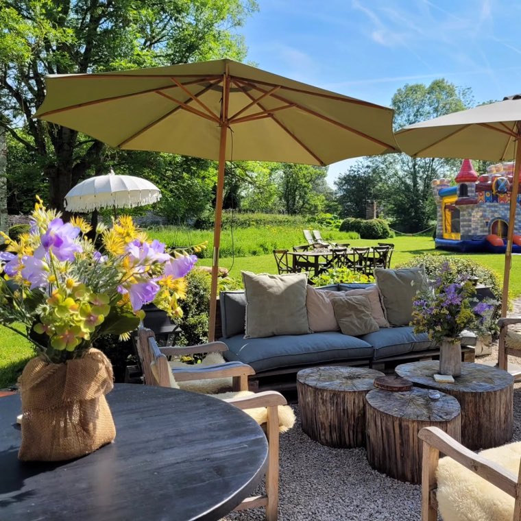 Het terras met een springkasteel voor de kinderen