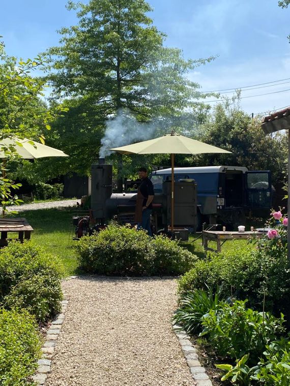 De groene tuin achter de hoeve