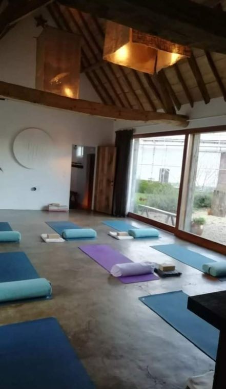 De zaal klaargezet voor een yogaworkshop